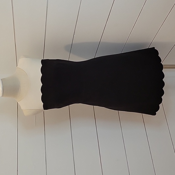 LOFT Dresses & Skirts - LOFT Ann Taylor size 0 mini dress scalloped fabric detail at chest and bottom